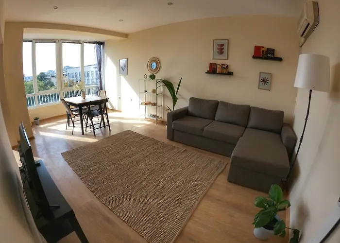 By The Cathedral, 1 Bed Flat Apartment *